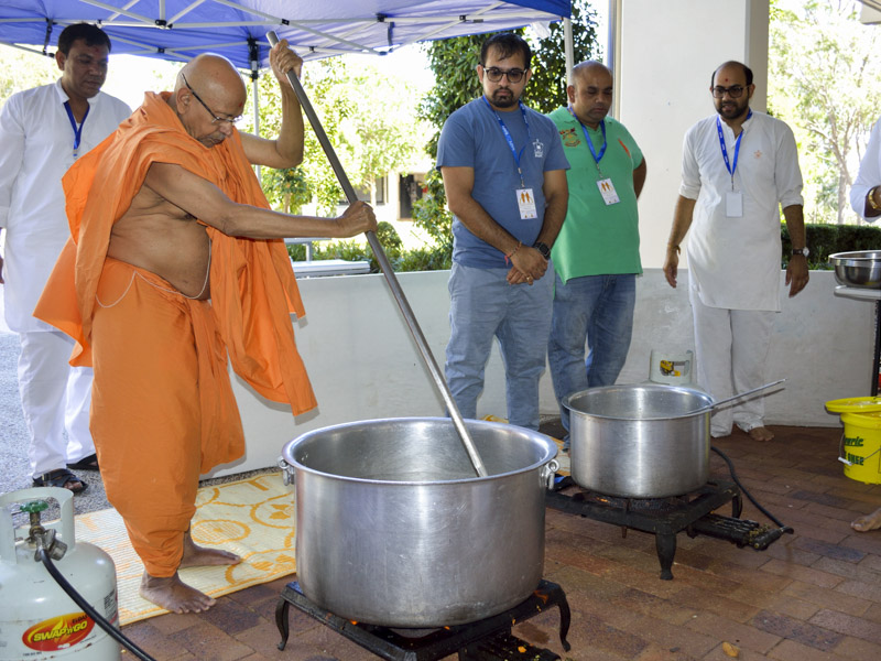 Pujya Tyagvallabh Swami participates in a shibir activity