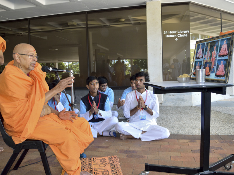 Pujya Tyagvallabh Swami sings a thal