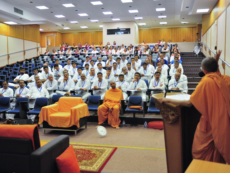 Priyaswarup Swami addresses the karyakar shibir
