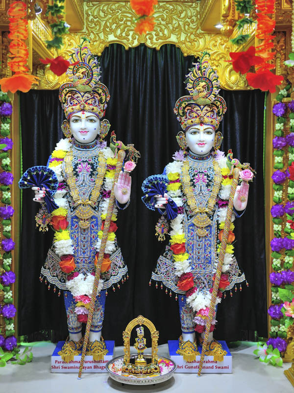 Bhagwan Swaminarayan and Aksharbrahman Gunatitanand Swami 