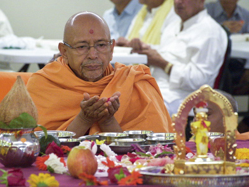 Pujya Tyagvallabh Swami performs patotsav mahapuja rituals