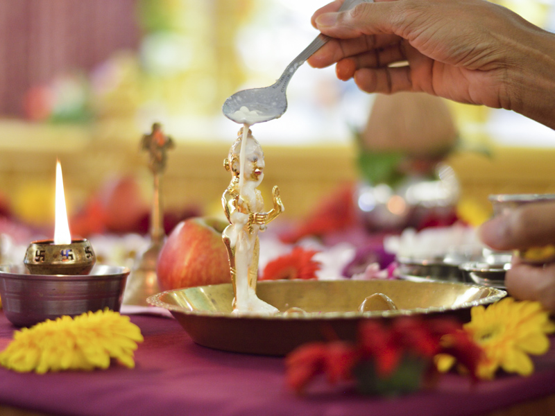 Pujya Tyagvallabh Swami performs patotsav mahapuja rituals