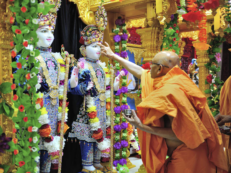 Pujya Tyagvallabh Swami performs pujan of Thakorji