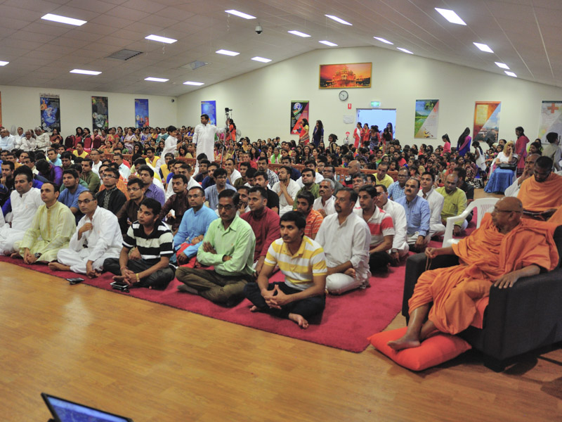 Pujya Tyagvallabh Swami and devotees during the assembly