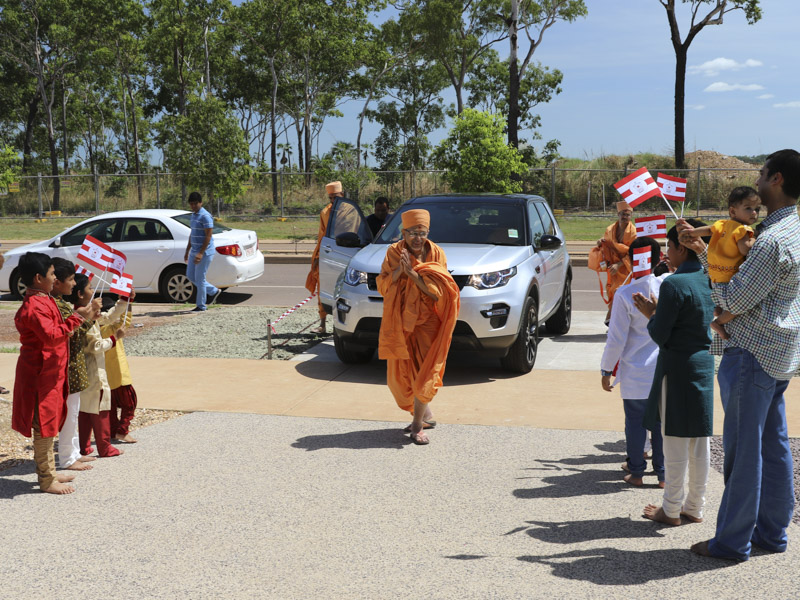 Pujya Tyagvallabh Swami arrives at Darwin