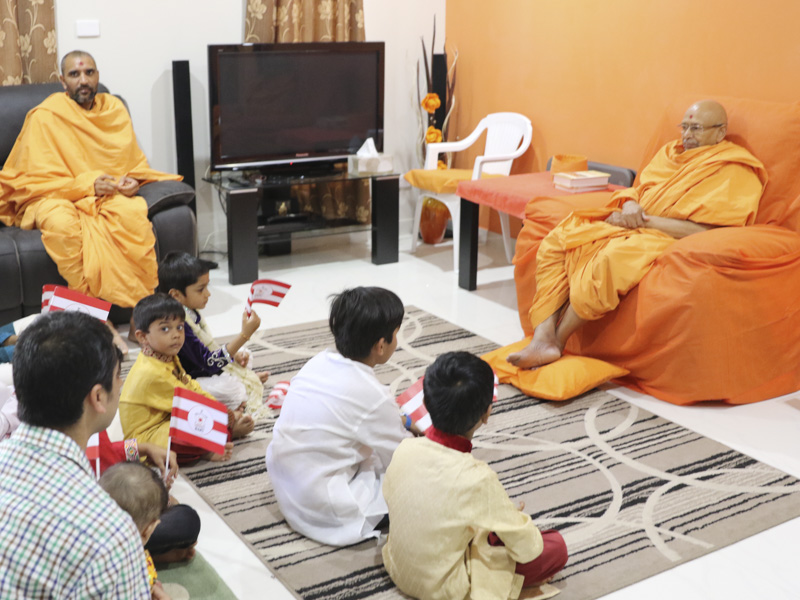 Pujya Tyagvallabh Swami arrives at Darwin