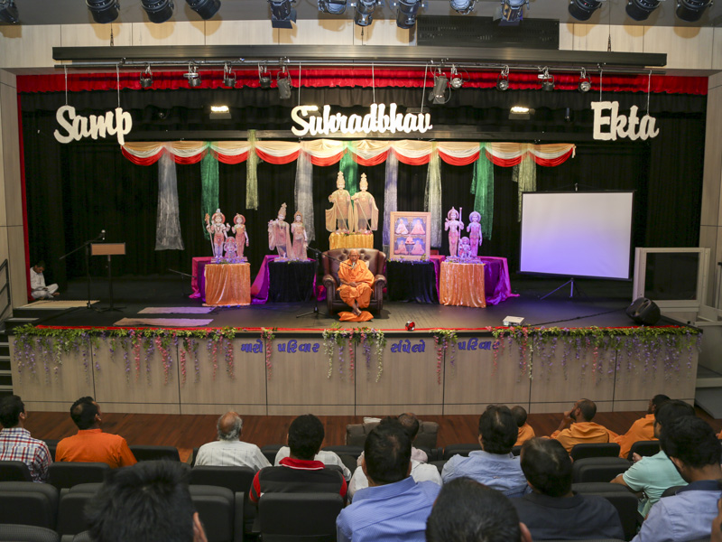 Pujya Tyagvallabh Swami delivers a discourse