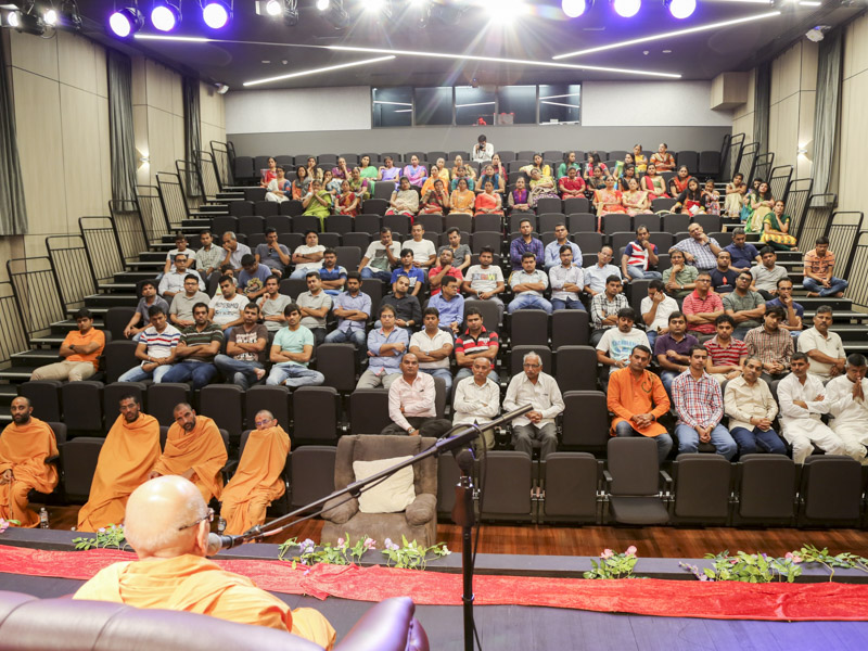 Pujya Tyagvallabh Swami delivers a discourse 