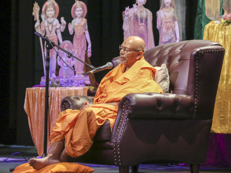 Pujya Tyagvallabh Swami delivers a discourse 