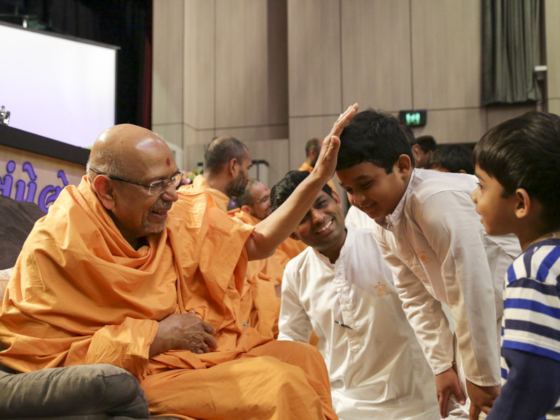Pujya Tyagvallabh Swami blesses children