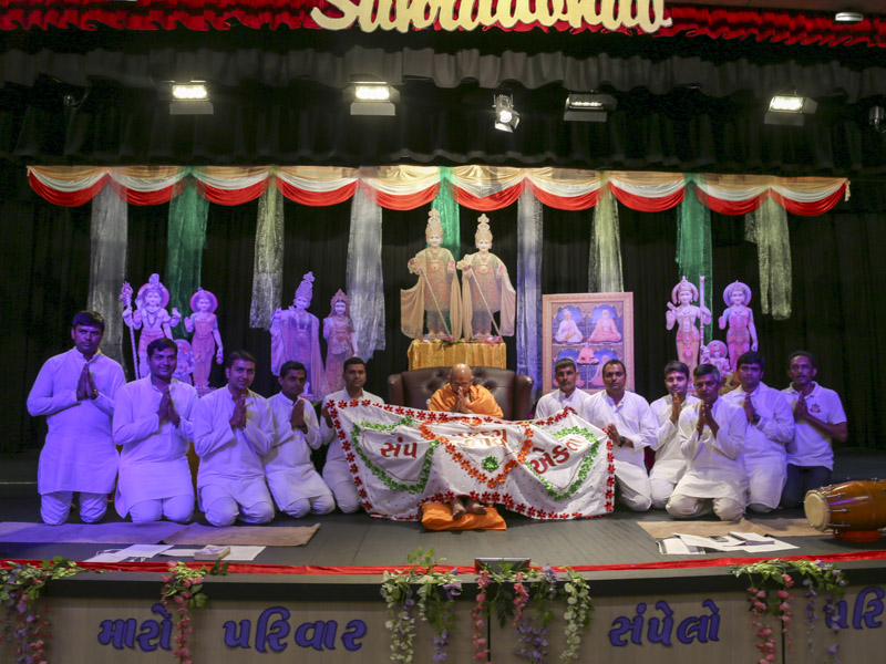 Youths honor Pujya Tyagvallabh Swami with a shawl
