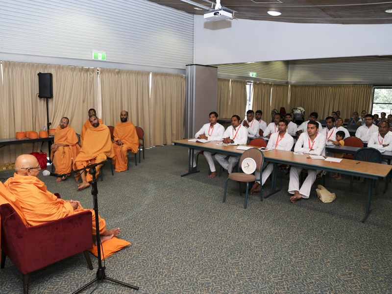 Pujya Tyagvallabh Swami delivers a discourse in the shibir