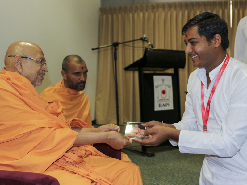 Pujya Tyagvallabh Swami blesses a youth
