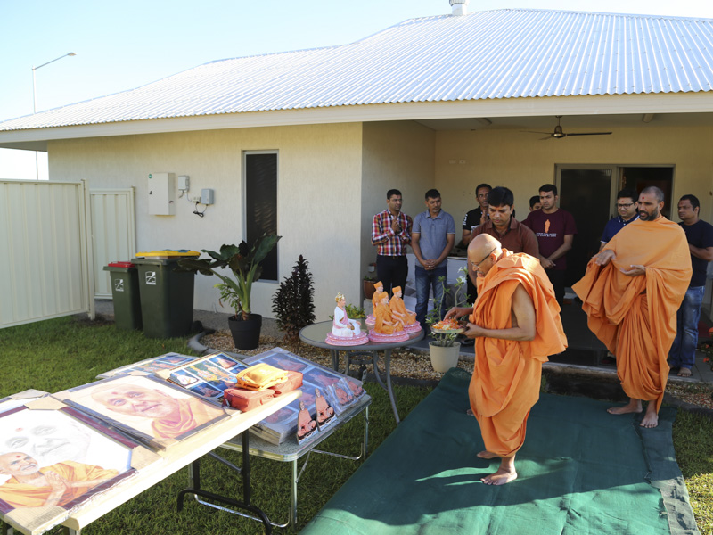 Pujya Tyagvallabh Swami sanctifies murtis