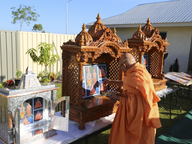 Pujya Tyagvallabh Swami sanctifies ghar mandir
