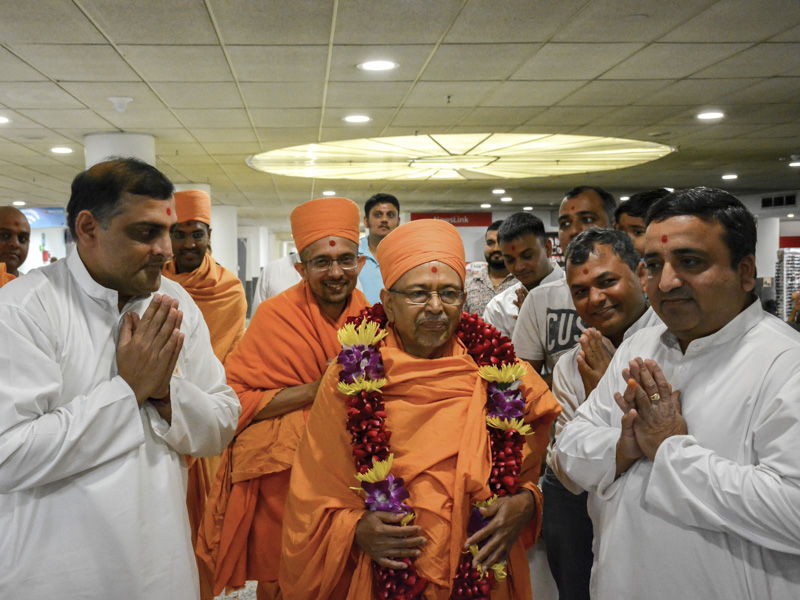 Pujya Tyagvallabh Swami arrives at Melbourne
