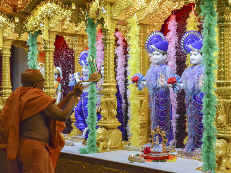 Pujya Tyagvallabh Swami performs morning arti
