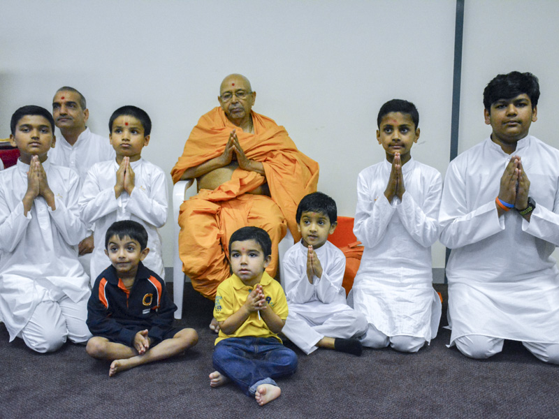 Children with Pujya Tyagvallabh Swami