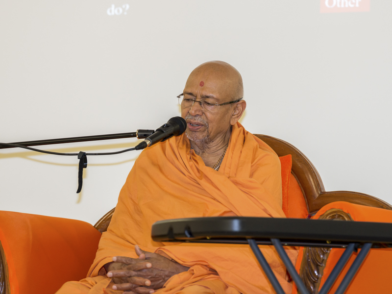 Pujya Tyagvallabh Swami delivers a discourse