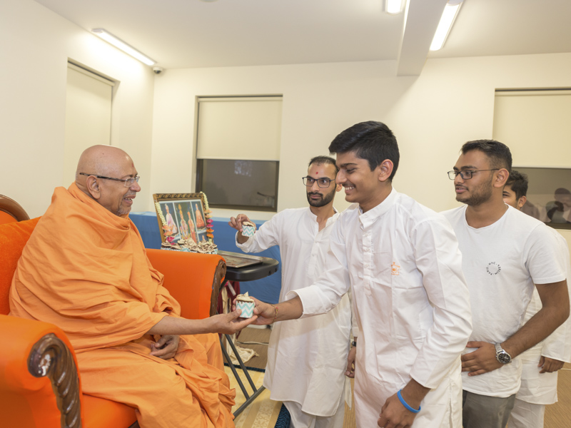 Pujya Tyagvallabh Swami gives prasad to youths