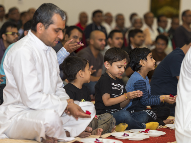 Devotees during the parayan pujan rituals