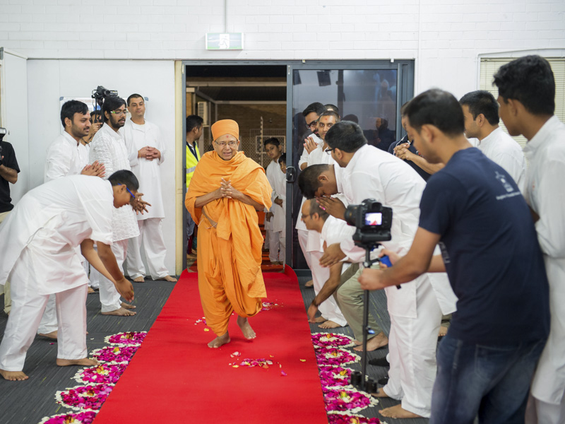 Pujya Tyagvallabh Swami arrives at BAPS Shri Swaminarayan Mandir, Perth