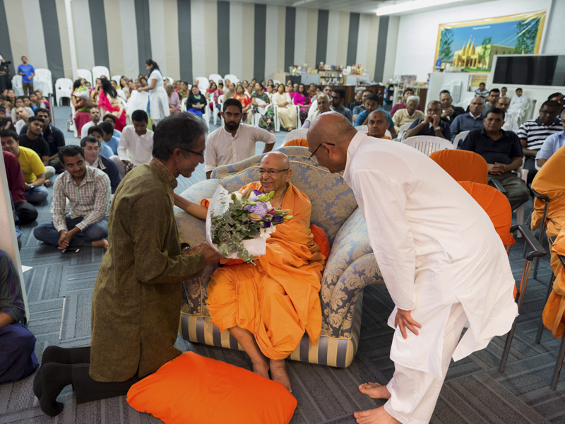 A devotee welcomes Pujya Tyagvallabh Swami