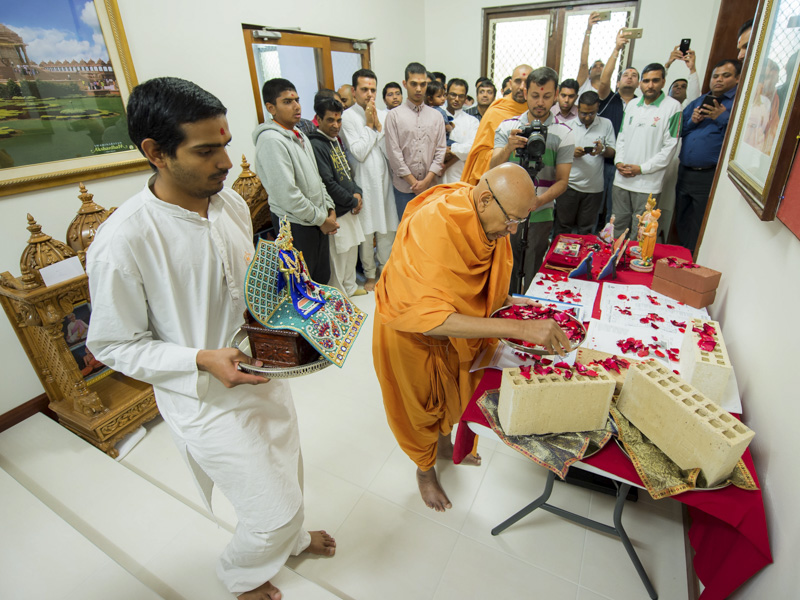 Pujya Tyagvallabh Swami sanctifies bricks