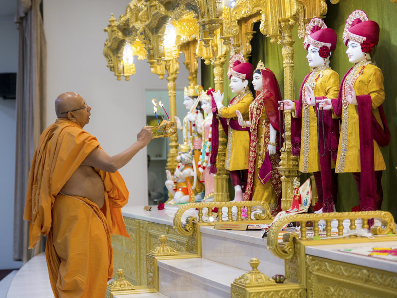Pujya Tyagvallabh Swami performs  morning arti