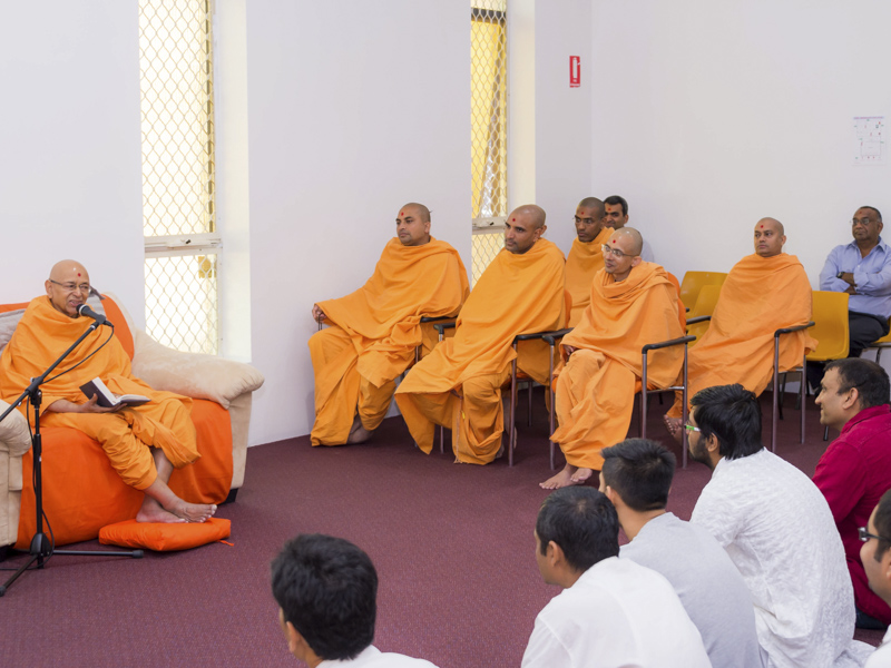 Pujya Tyagvallabh Swami delivers a discourse