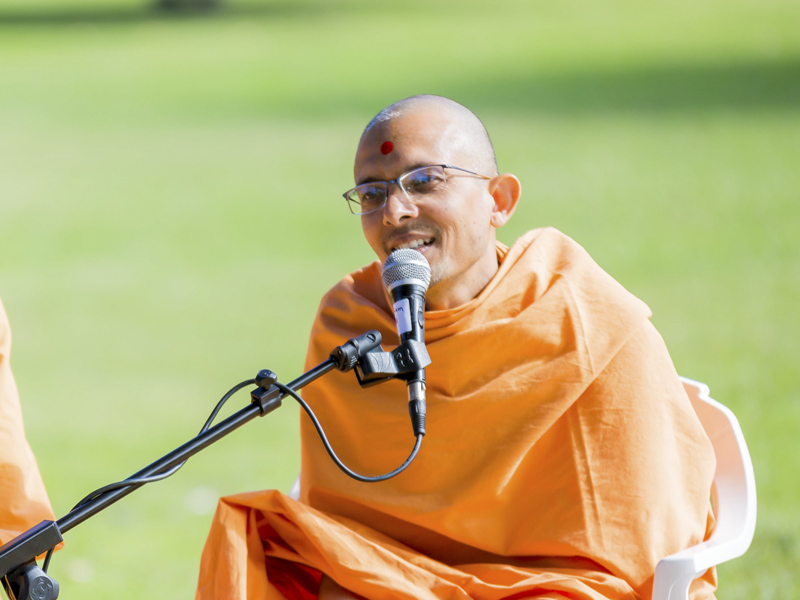 Priyaswarup Swami addresses the daabra utsav assembly