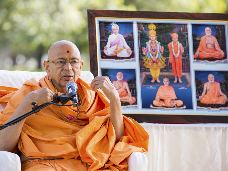 Pujya Tyagvallabh Swami delivers a discourse in the daabra utsav assembly