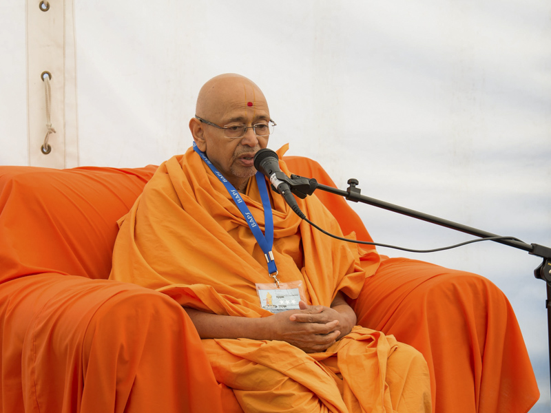 Pujya Tyagvallabh Swami delivers a discourse in the bal-balika shibir