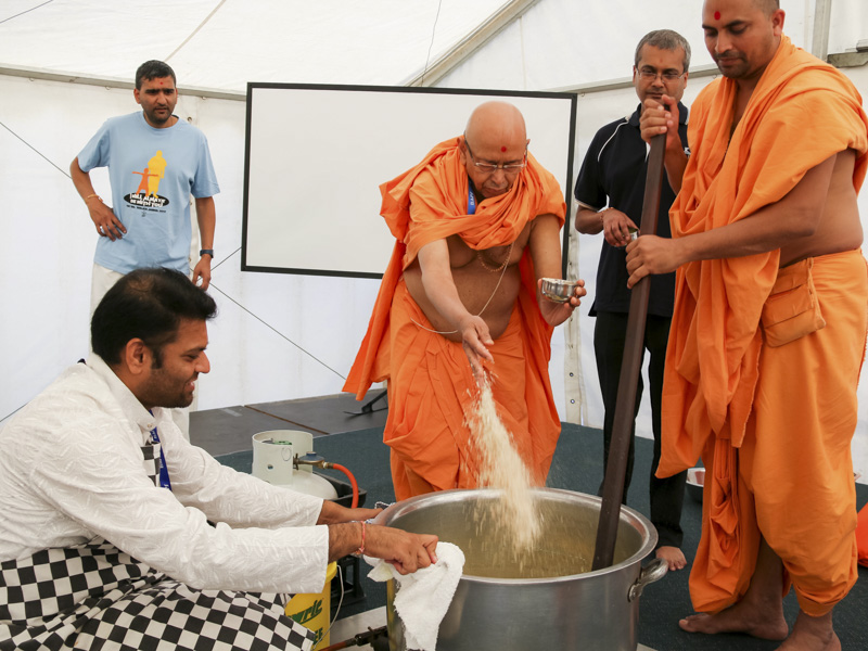 Pujya Tyagvallabh Swami participates in an activity