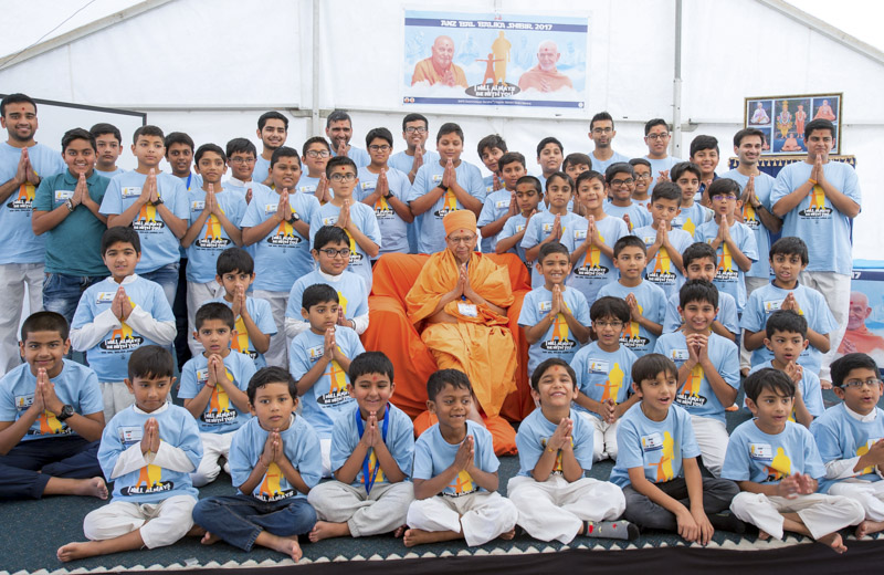 Children with Pujya Tyagvallabh Swami