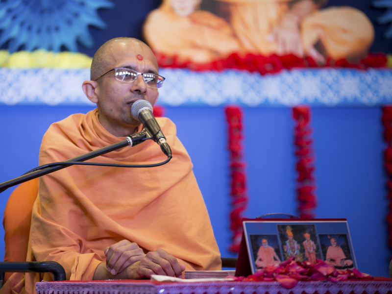 Priyaswarup Swami addresses the satsang assembly