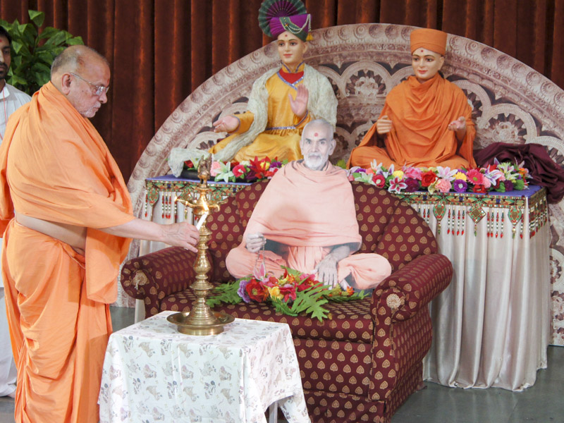Pujya Ishwarcharan Swami lights the inaugural lamp, 'Divine Lifeline' - Yuva Shibir 2017, Ahmedabad