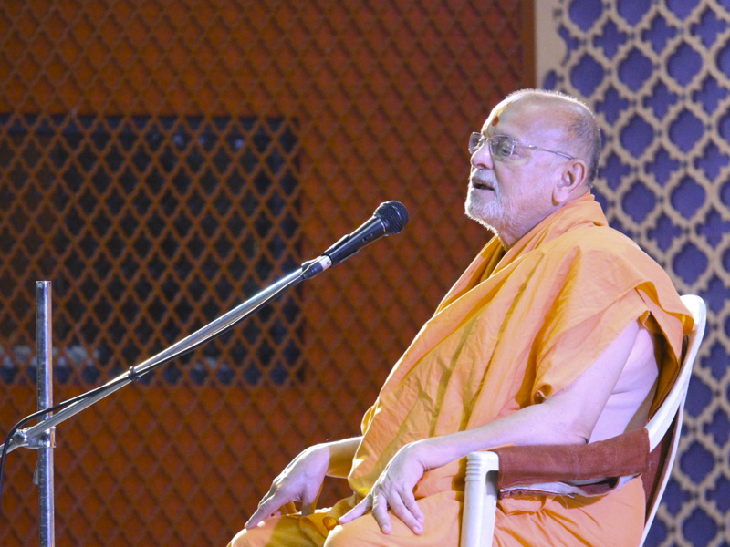 Pujya Ishwarcharan Swami addresses a shibir session 