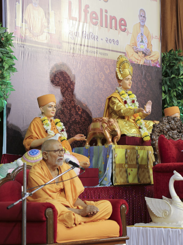 Pujya Bhaktipriya Swami (Kothari Swami) addresses a shibir session