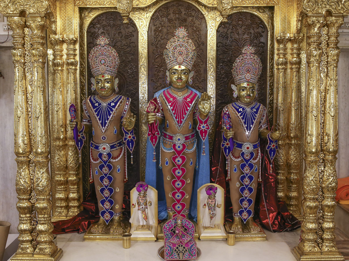Bhagwan Swaminarayan, Aksharbrahman Gunatitanand Swami and Shri Gopalanand Swami adorned in chandan garments, 29 May 2017