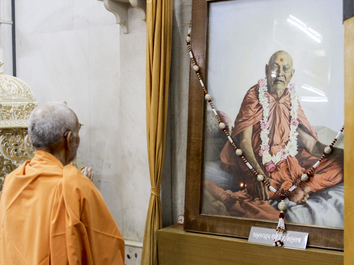 Swamishri engrossed in darshan in the Rang Mandap, 29 May 2017