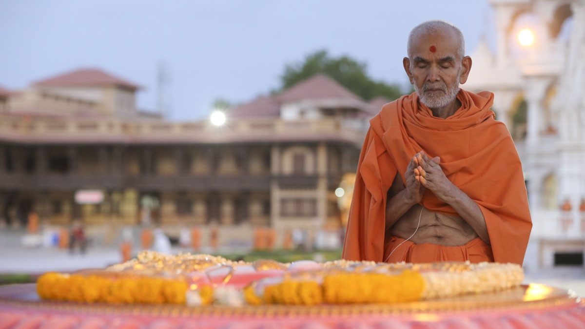 Swamishri engrossed in darshan at Brahmaswarup Pramukh Swami Maharaj's samadhi, 29 May 2017