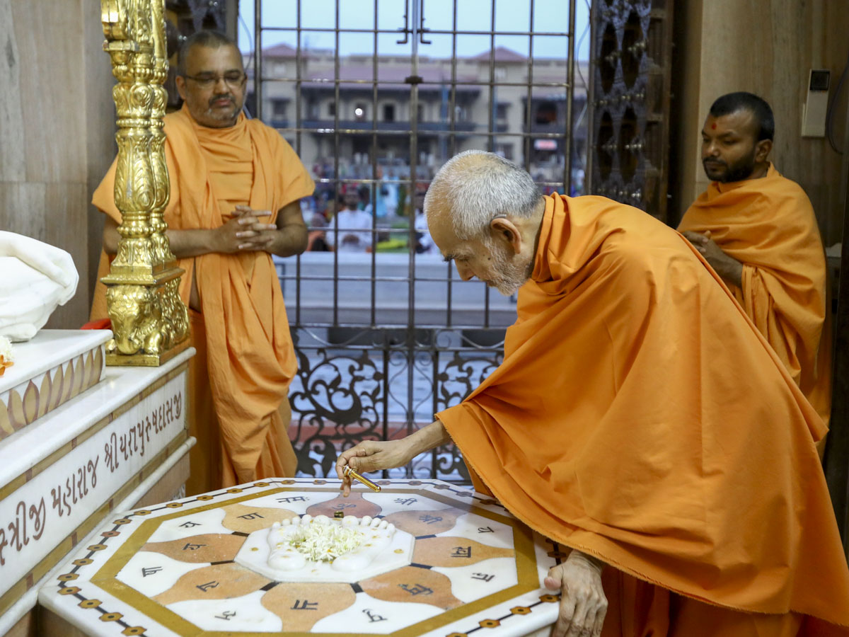 Swamishri engrossed in darshan at Shri Yagnapurush Smruti Mandir, 29 May 2017