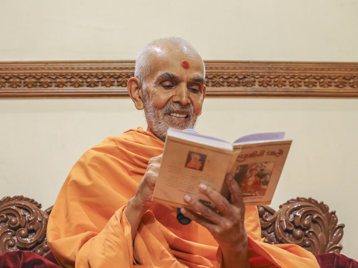 Swamishri blesses sadhus, 29 May 2017