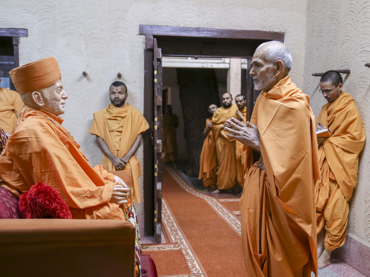 Swamishri engrossed in darshan of Brahmaswarup Yogiji Maharaj, 30 May 2017