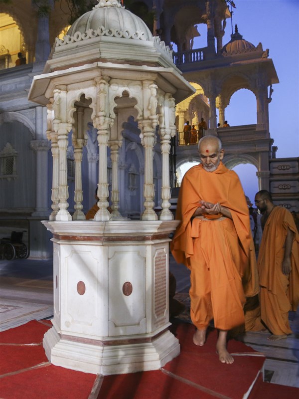 Swamishri performs pradakshina of holy charanarvind of Bhagwan Swaminarayan, 30 May 2017