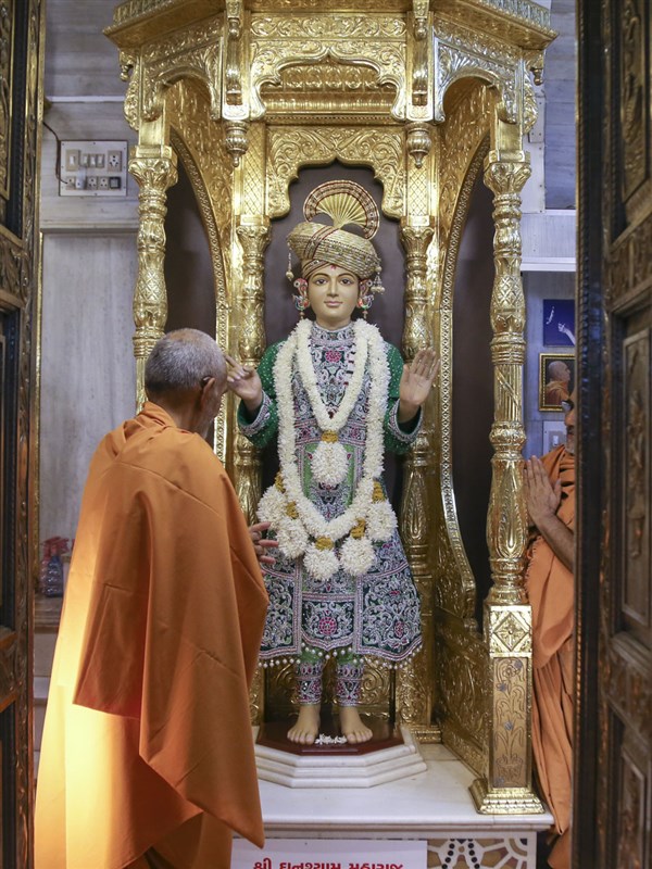 Swamishri engrossed in darshan of Shri Ghanshyam Maharaj, 30 May 2017