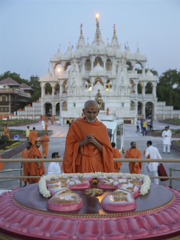 Swamishri engrossed in darshan at Brahmaswarup Pramukh Swami Maharaj's samadhi, 30 May 2017