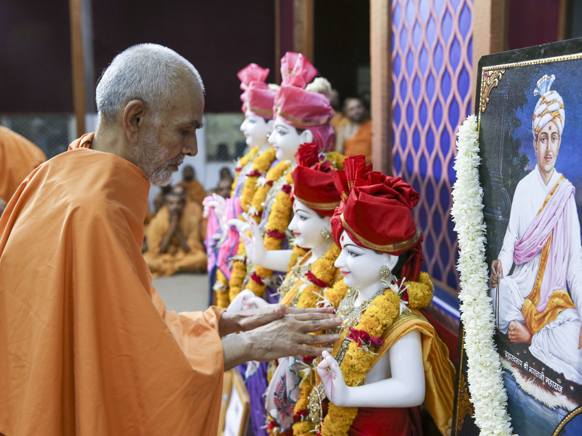 Swamishri performs pratishtha rituals of murtis, 30 May 2017
