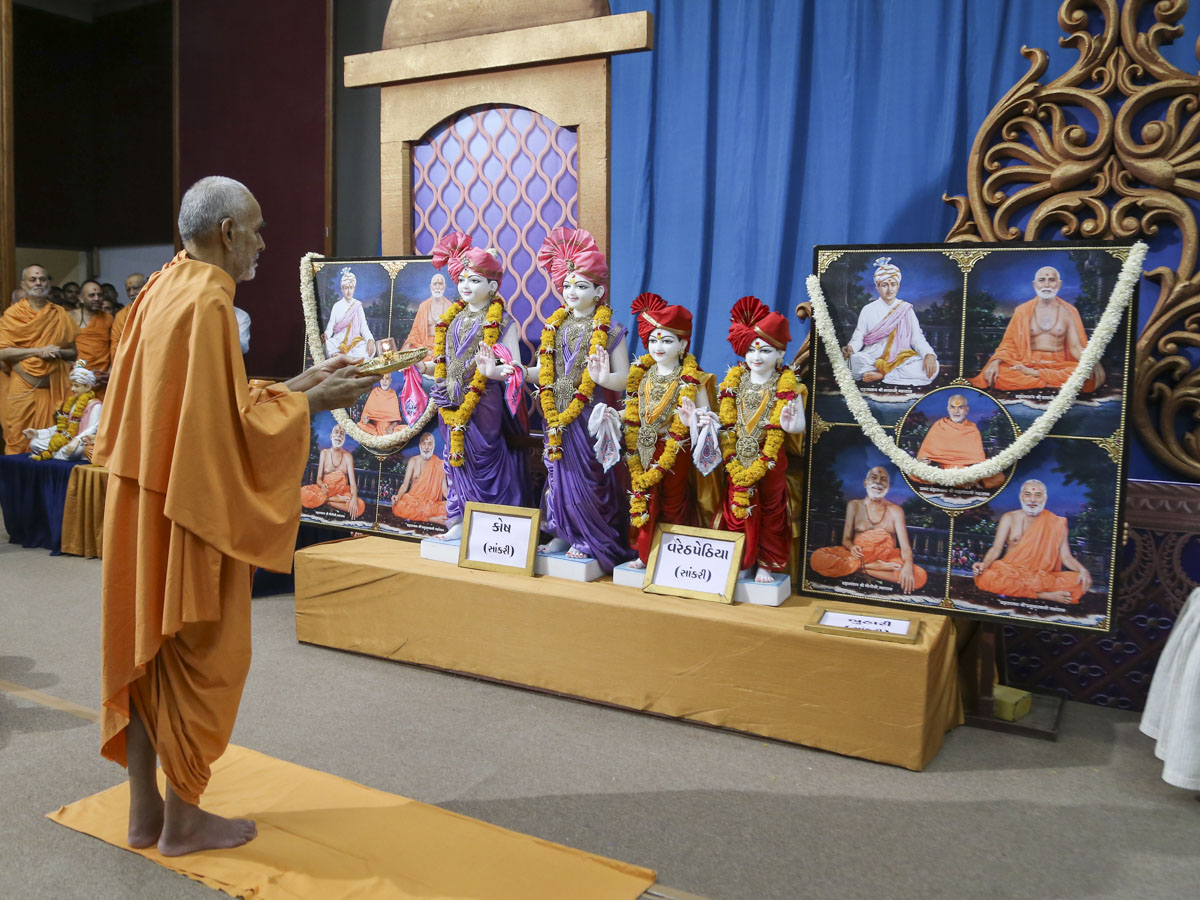 Swamishri performs pratishtha arti, 30 May 2017